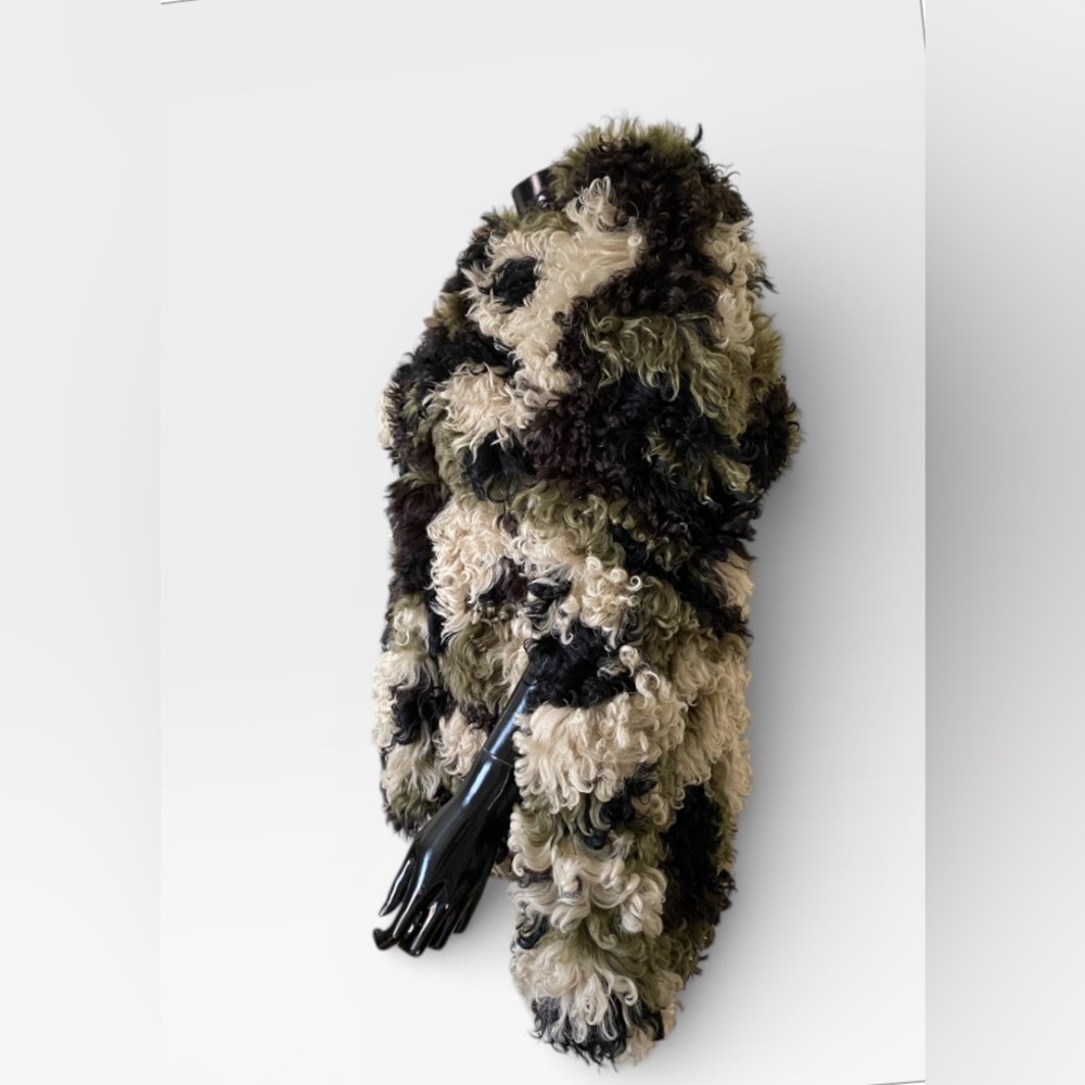 Miu Miu Fall Winter 2019 runway sheepskin shearling fur cape in camo green sz 38 - Picture 7 of 16